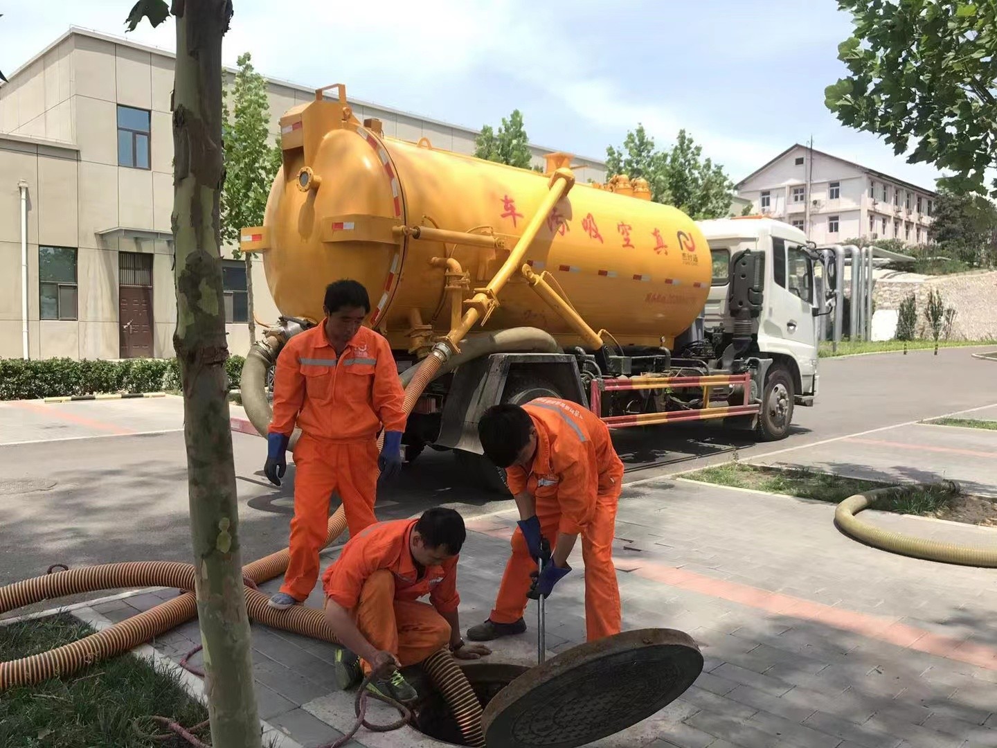 曲沃管道疏通车停在窨井附近