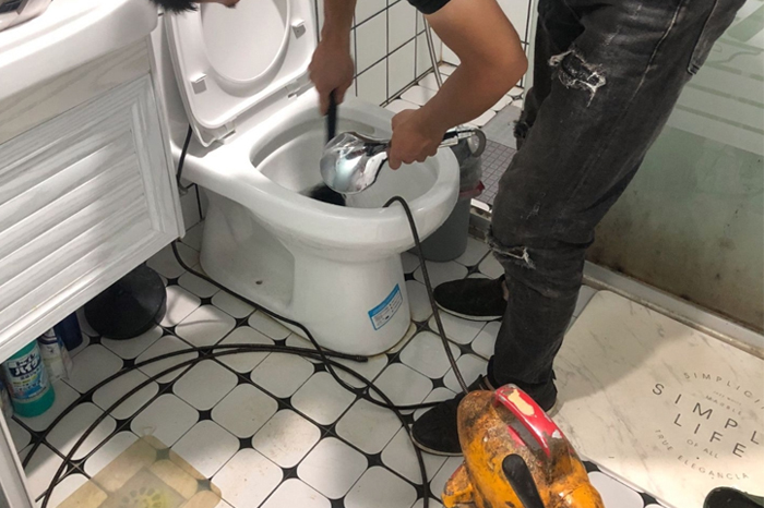 曲沃马桶堵塞自己疏通还是找师傅?专业上门服务让你省时更省心